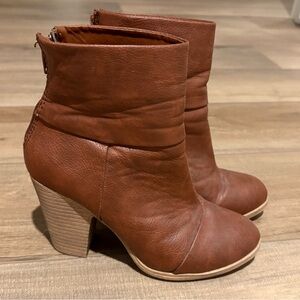 SO Faux Leather Stacked Heel Zip Up Ankle Boot cognac brown size 6‎